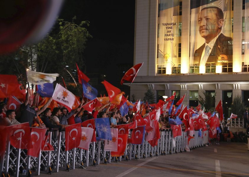 Ali Unal/AP/TT | Anhängare till Turkiets president Recep Tayyip Erdogan firar utanför partiets högkvarter i Ankara.