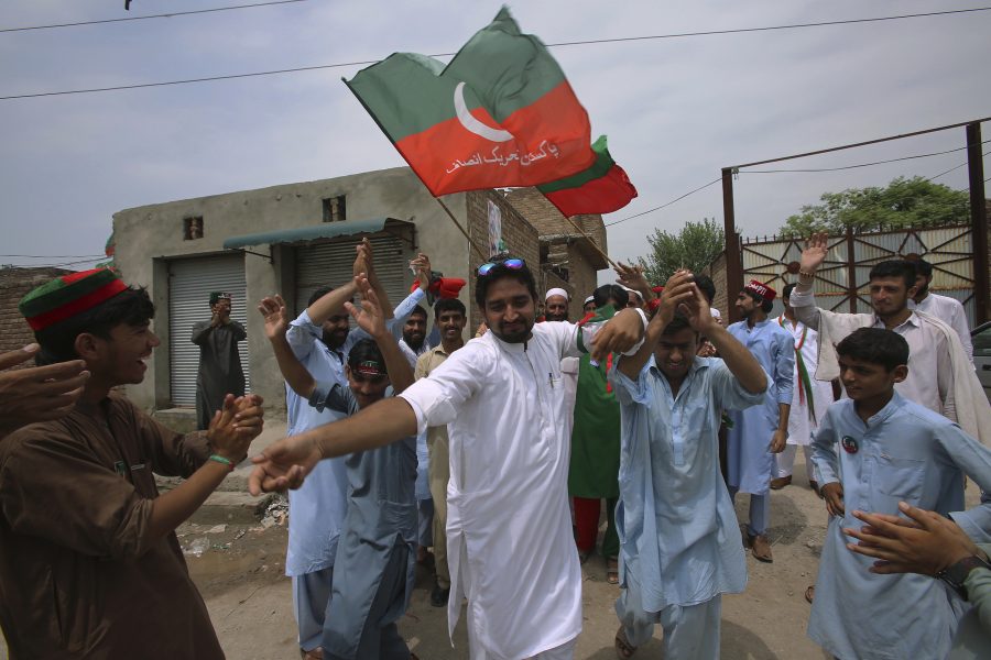 Mohammad Sajjad/AP | Supporters till Imran Khan firade på torsdagen.