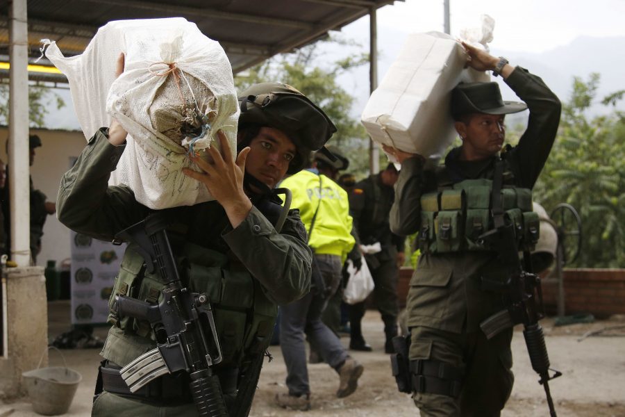 Colombiansk narkotikapolis beslagtar kokain vid gränsen mot Venezuela.