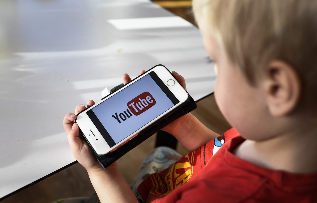 Ett EU-förslag för att säkra upphovsrättsinnehavares rättigheter kan leda till övervakning på internet och har därför blivit nerröstat i parlamentet.