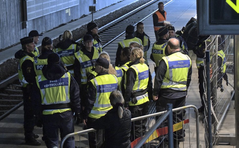 Johan Nilsson/TT | Polis och passkontrollanter gör sig klara för att kontrollera ett Öresundståg på station Hyllie utanför Malmö.