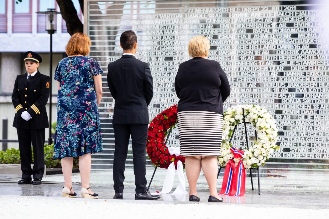 Audun Braastad/NTB/TT | På sjuårsdagen av Anders Behring Breiviks terrordåd, avtäcktes ett minnesmonument vid Høyblokka i Oslo.