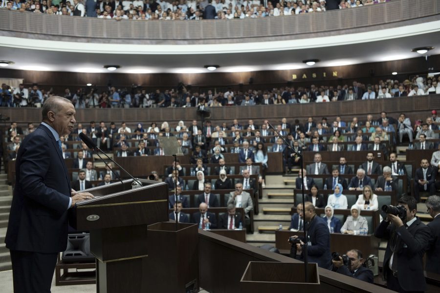 Burhan Ozbilici | Turkiets president Recep Tayyip Erdogan håller parlamentet i ett järngrepp.