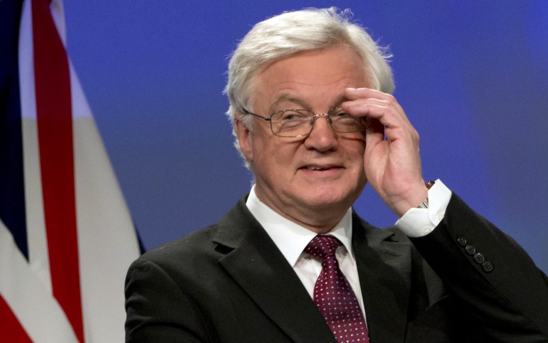 Storbritanniens brexitminister David Davis avgår.