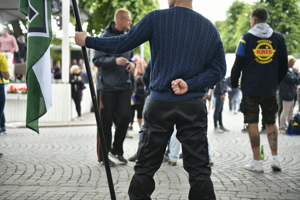 Vilhelm Stokstad/TT |NMR ställer upp sig i samband med SD-ledaren Jimmie Åkessons tal i Almedalen i juli.