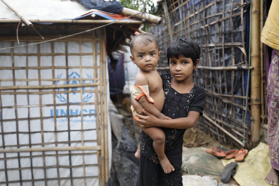 AP | En flicka bosatt I ett flyktingläger avsett för Rohingyas I Bangladesh, håller ett barn.