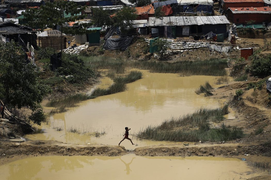 Wong Maye-E/AP | Ett barn hoppar över en klyfta i ett flyktingläger i Bangladesh, landet har totalt tagit emot över 700 000 rohingyer som är på flykt från Myanmar.