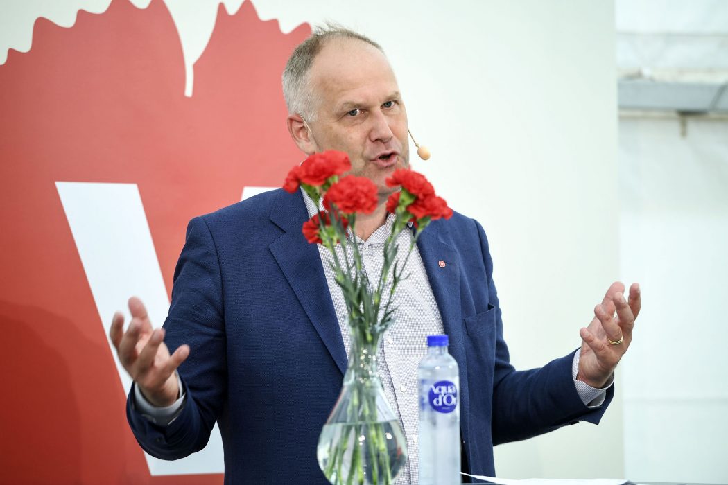 Det är inte genom att anpassa oss efter rasister som vi bygger ett starkare Sverige, sa Jonas Sjöstedt i Almedalen.