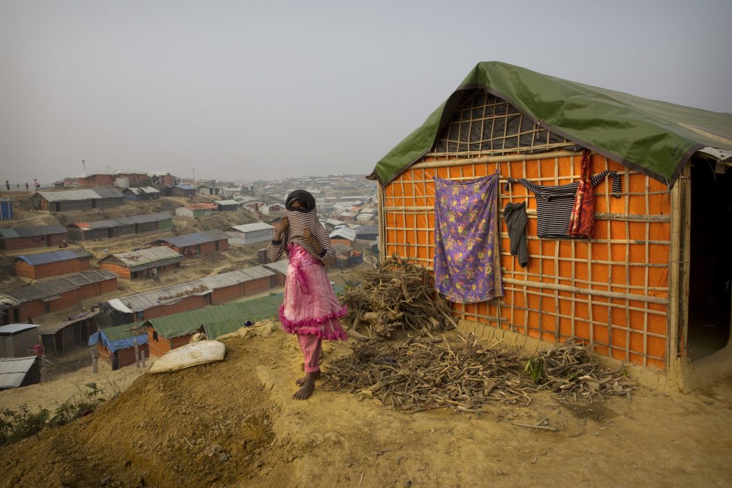 A Rohingya Muslim girl wears a sweater standing outside her tent at Balukhali refugee camp 50 kilometres (32 miles) from Cox's Bazar, Bangladesh, Sunday, Jan. 14, 2018. In the Rakhine state of Myanmar, government troops have been accused of "ethnic cleansing" that has forced more than 655,000 Rohingya Muslims to flee into Bangladesh. (AP Photo/Manish Swarup) Manish Swarup/AP/TT | En flicka i lägret Balukhali utanför Cox's Bazar i Bangladesh