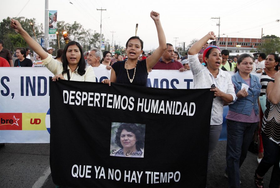 Fernando Antonio/AP/TT | Demonstranter visar sin ilska efter mordet på miljöaktivisten Berta Caceres i Honduras.
