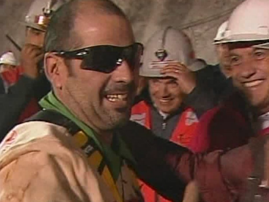 **CORRECTS DATE** In this screen grab taken from video, Mario Sepulveda Espina, the second miner to be rescued, celebrates Wednesday, Oct. 13, 2010 at San Jose Mine near Copiapo, Chile. (AP Photo) AP/TT | Mario Sepúlveda, här på en bild från 2010 när han räddats upp ur en gruva där han tillsammans med 32 andra gruvarbetare under 69 dagar, vill hjälpa de thailändska pojkar som sitter fast i en grotta