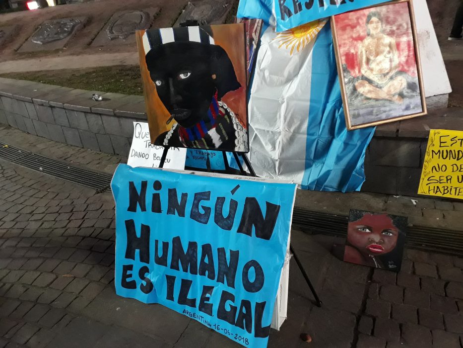Daniel Gutman/IPS | ”Ingen människa är illegal”, står det på en av de banderoller som deltagarna vid en demonstration mot polisvåldet hade med sig i Buenos Aires.