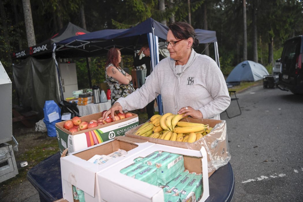 Maja Suslin/TT | Liselotte Johansson är volontär och har jobbat med att serva personalen i skogen vid branden i Ljusdal.