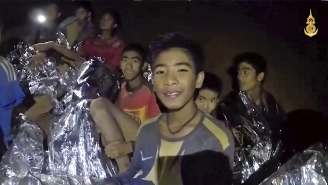 Thailändska marinen/AP/TT | I onsdags släpptes en ny video med fotbollspojkarna inifrån grottan där de verkar vars vid gott mod efter omständigheterna.
