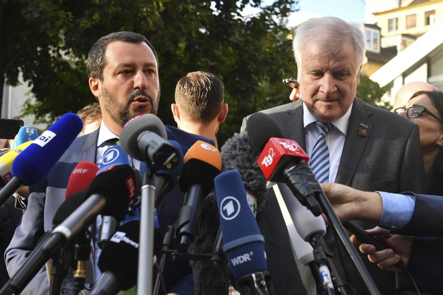 Italiens inrikesminister Matteo Salvini (till vänster) och hans tyske kollega Horst Seehofer (till höger) i Innsbruck i Österrike.