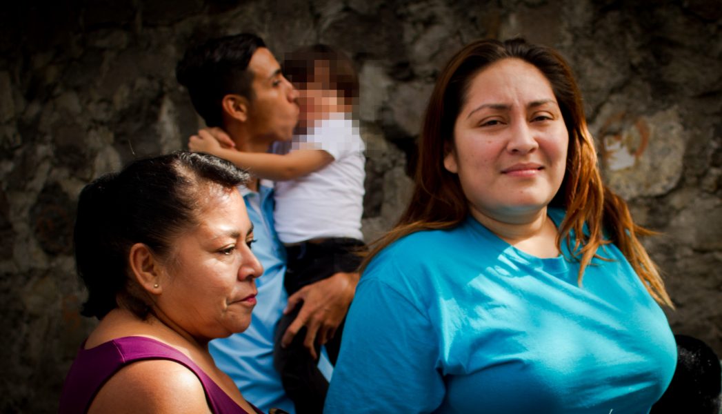 Edgardo Ayala/IPS | Katy Rodríguez och hennes son (som sitter i sin fars famn) har kommit tillbaka till San Salvador efter att ha deporterats från USA.