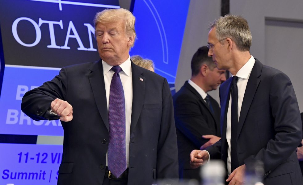 USA:s president Donald Trump och Natos generalsekreterare Jens Stoltenberg vid det pågående Nato-mötet i Bryssel.