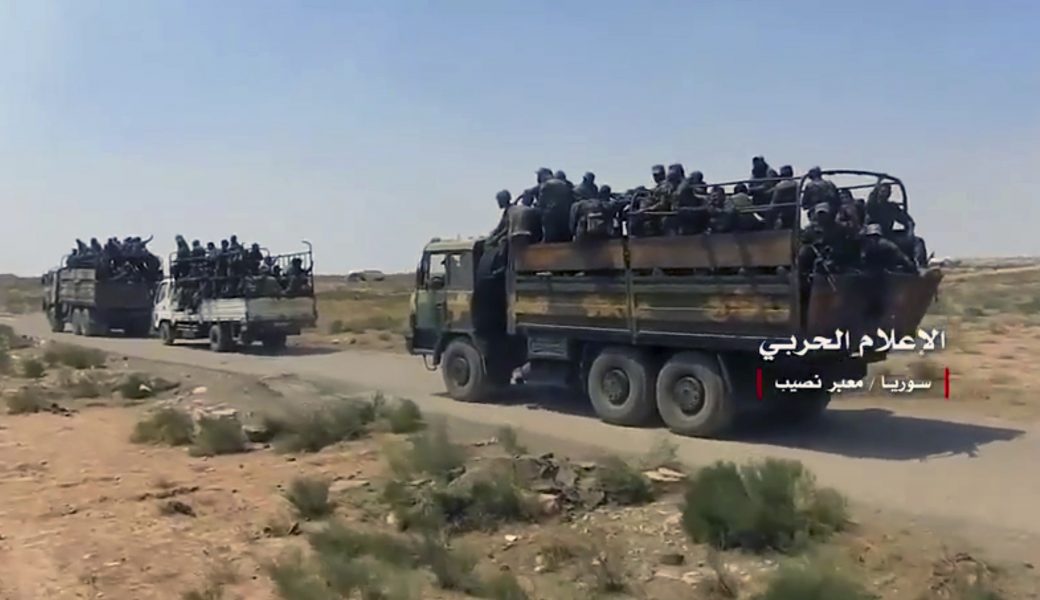En syrisk militärkonvoj nära den jordanska gränsövergången i Nassib i Daraaprovinsen.