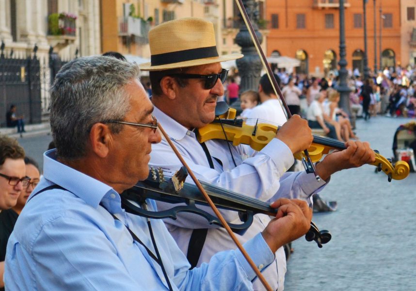 Med sina instrument får Colosseo band folk att börja dansa på torget.