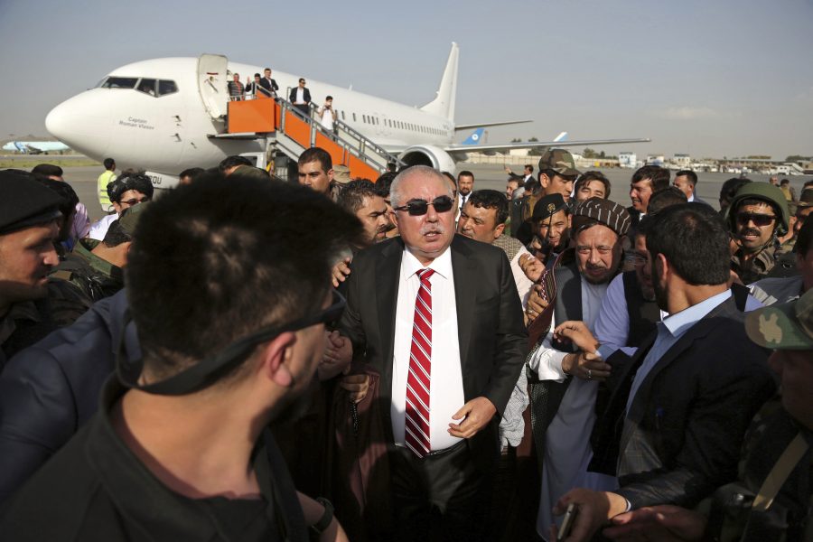 Rahmat Gul/AP/TT | Abdul Rashid Dostum anländer till Kabuls flygplats strax före attentatet.