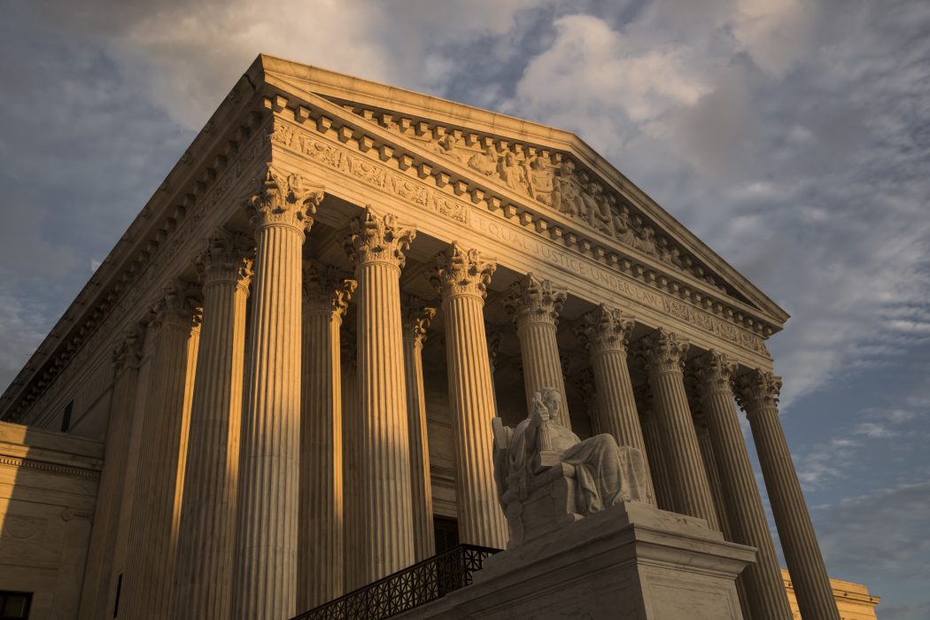 FILE - In this Oct. 10, 2017, file photo, the Supreme Court in Washington, at sunset. The Supreme Court is preventing survivors of a 1997 terrorist attack from seizing Persian artifacts at Chicago museums to help pay a $71.5 million default judgment against Iran. (AP Photo/J. Scott Applewhite, File) J Scott Applewhite/AP/TT | Högsta domstolen i Washington DC i USA