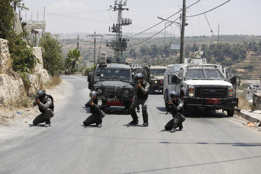 Nasser Shiyoukhi/AP/TT | Israeliska soldater vid ett annat upplopp.