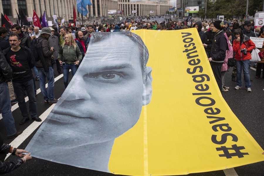 Demonstranter i Moskva kräver att Oleg Sentsov ska bli fri.