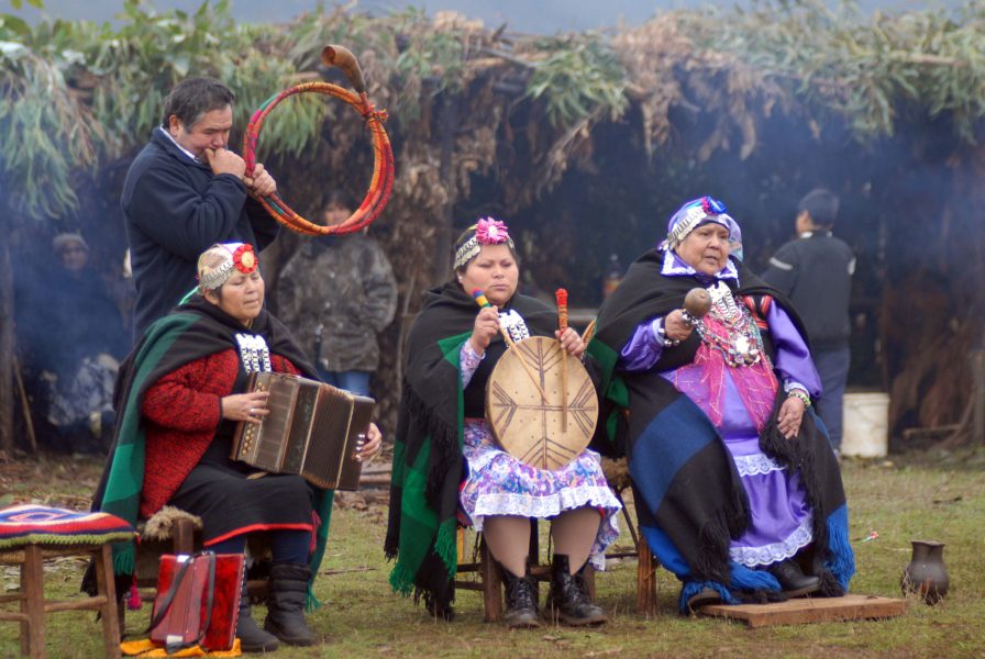 Fernando Fiedler/IPS | Musiker tillhörande mapuche-folket i Chile i samband med firandet av deras nyår.