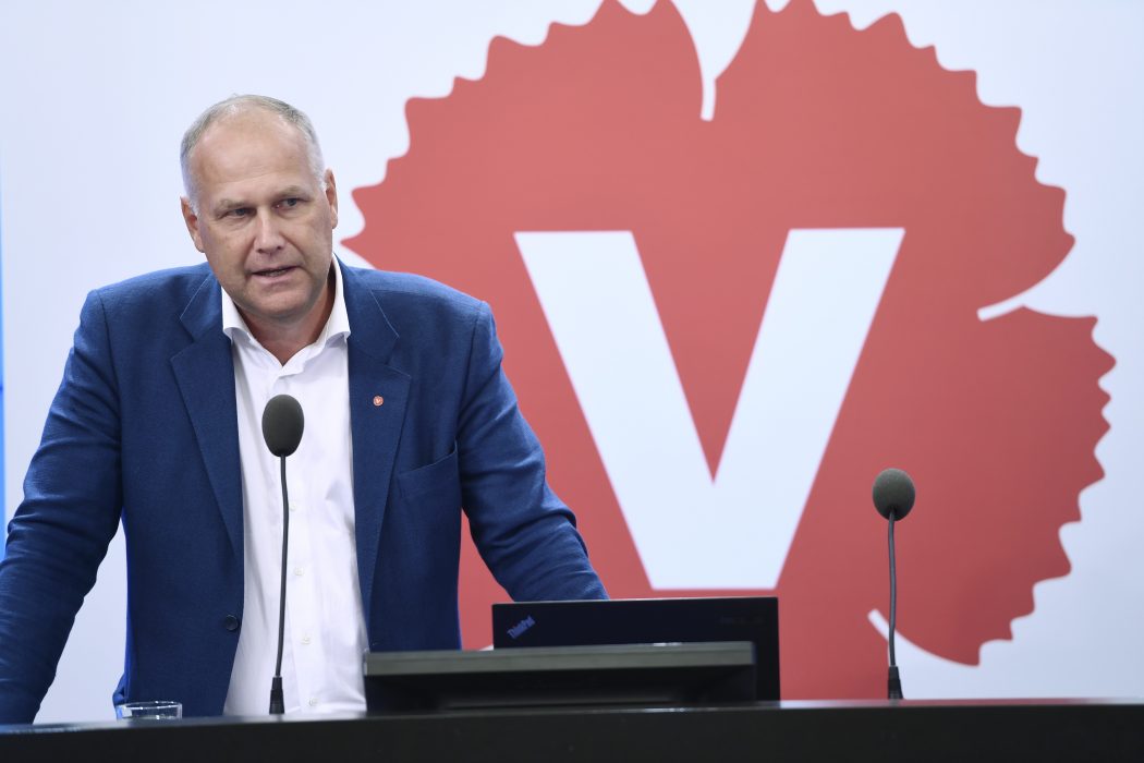 Henrik Montgomery/TT | Vänsterpartiets ledare Jonas Sjöstedt vill se hårdare krav gällande hur bankerna sätter sina boräntor.