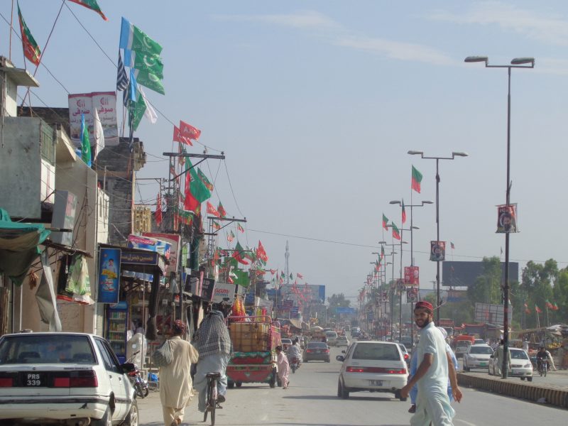 Foto: Ashfaq Yusufzai/IPS / Gatorna i pakistanska städer och byar var kantade av partiernas flaggor och vimplar inför valet 25 juli och valdeltagandet blev det högsta hittills.