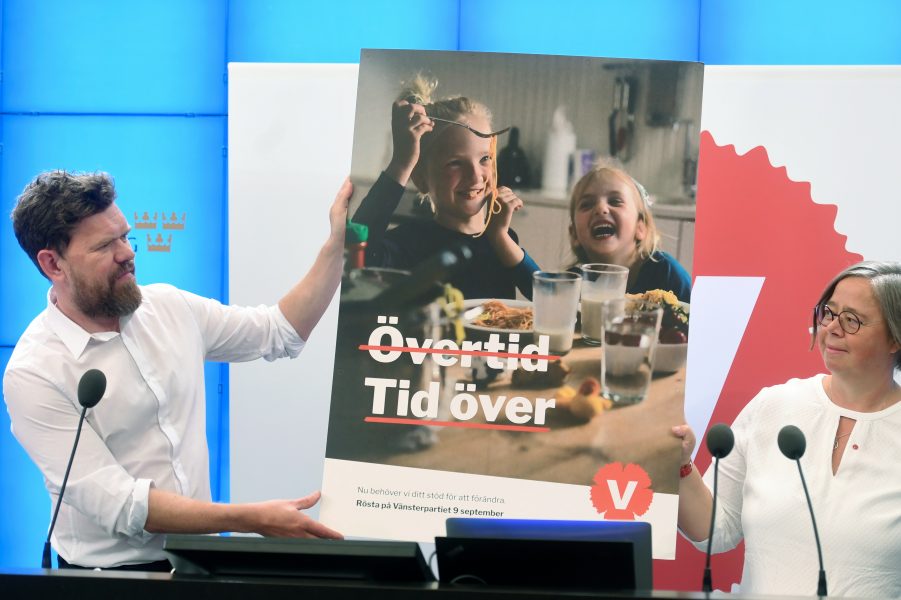 Fredrik Sandberg/TT |Vänsterpartiets partisekreterare Aron Etzler och Marie Antman (V) presenterar partiets valaffischer och valprofil.
