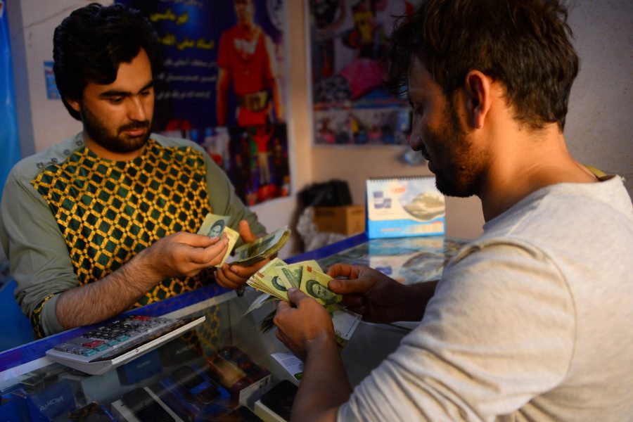 Hoshang Hashimi/AFP/TT | De allt mindre värdefulla iranska sedlarna räknas på ett växlingskontor i Herat, Afghanistan.