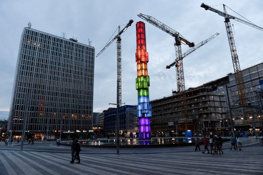 Stina Stjernkvist/TT | Glasobelisken på Sergels torg upplyst i regnbågsflaggans färger under Europride i Stockholm.