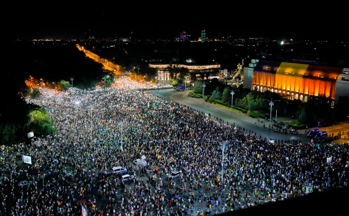 Vadim Ghirda/AP/TT | Demonstranter utanför regeringsbyggnaderna i Bukarest på lördagen.