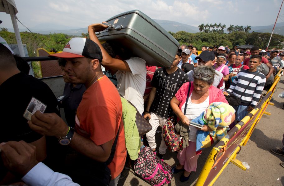 Fernando Vergara AP/TT | Venezuelaner köar vid en gränsövergång till Colombia.