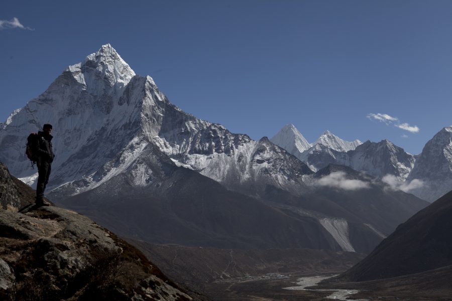 Tashi Sherpa/AP/TT |En klättrare tar en paus på väg upp på Mount Everest och tittar på utsikten.