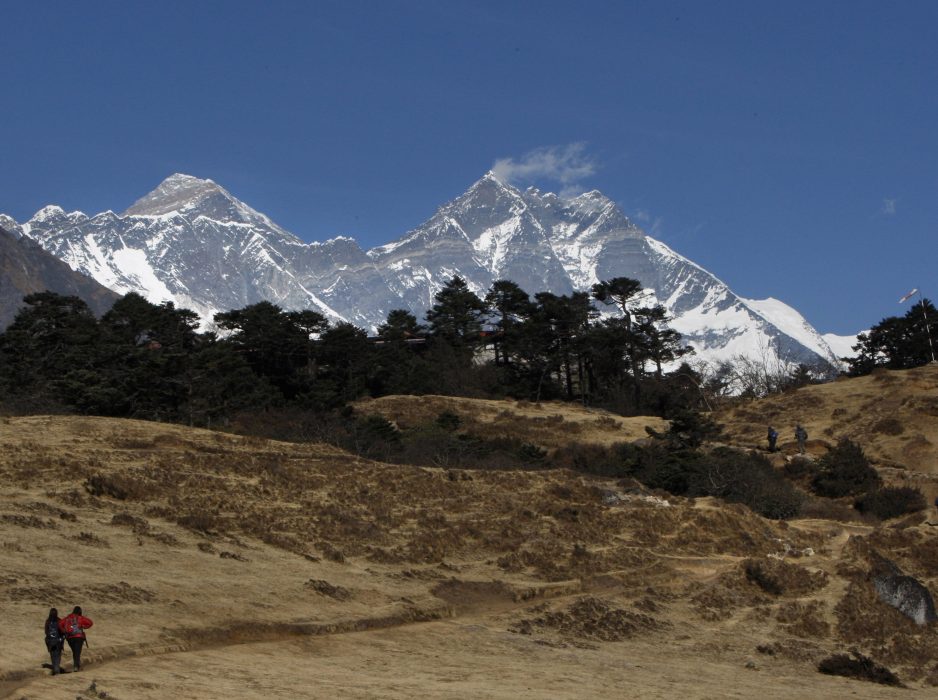 Gemunu Amarasinghe/AP | Bajs är kanske inte det första man förväntar sig att finna när man bestiger Mount Everest, men faktum är att de många bergsbestigarnas avföring har blivit en sanitär olägenhet.