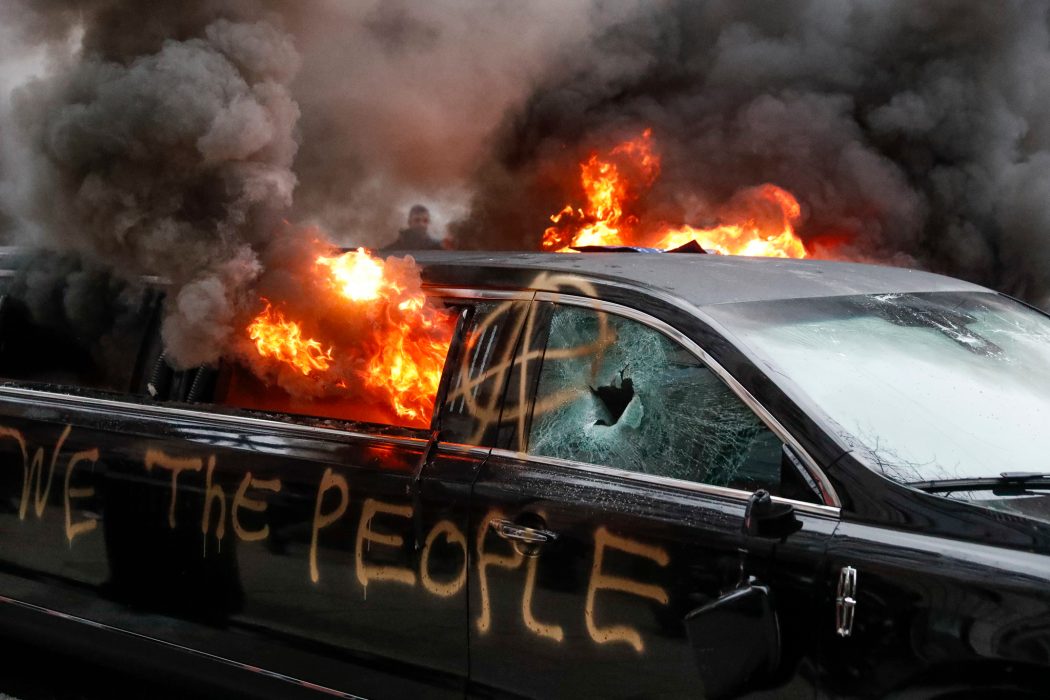 John Minchillo/AP Phota/TT | Limousin satt i brand i Washington.