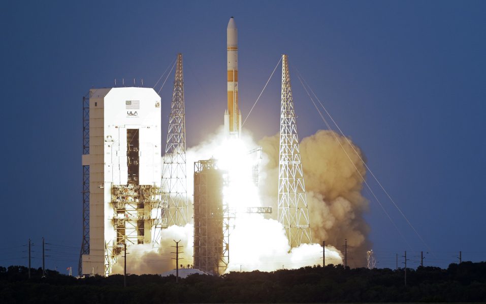 John Raoux/AP/TT | En raket skickas upp från Florida, USA, med en militär kommunikationssatellit, i juli 2015.