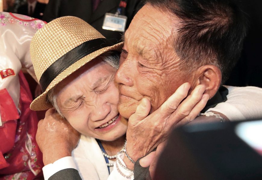 Lee Ji-Eun YLonhap/AP/TT | 92-åriga Lee Keum-Seom kramar om sin son Ri Sang Chol, 71, för första gången på 68 år.