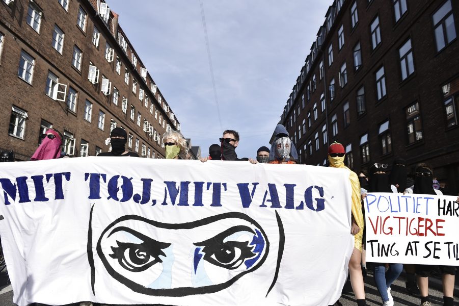 Mads Claus Rasmussen/TT | Många har protesterat mot de nya reglerna som förbjuder ansiktstäckande klädsel i Danmark.