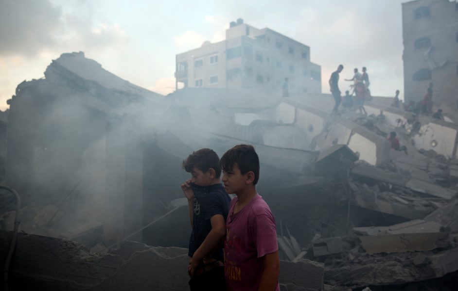 Khalil Hamra/AP/TT | Palestinier betraktar förödelsen efter en israelisk flygräd mot Gaza City i torsdags.