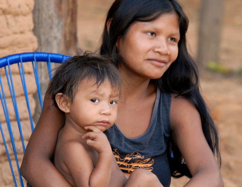 Antônio Cruz/Abr/Wikimedia | Kvinna och barn som tillhör Guajajara, den största urfolksgruppen i Brasilien.