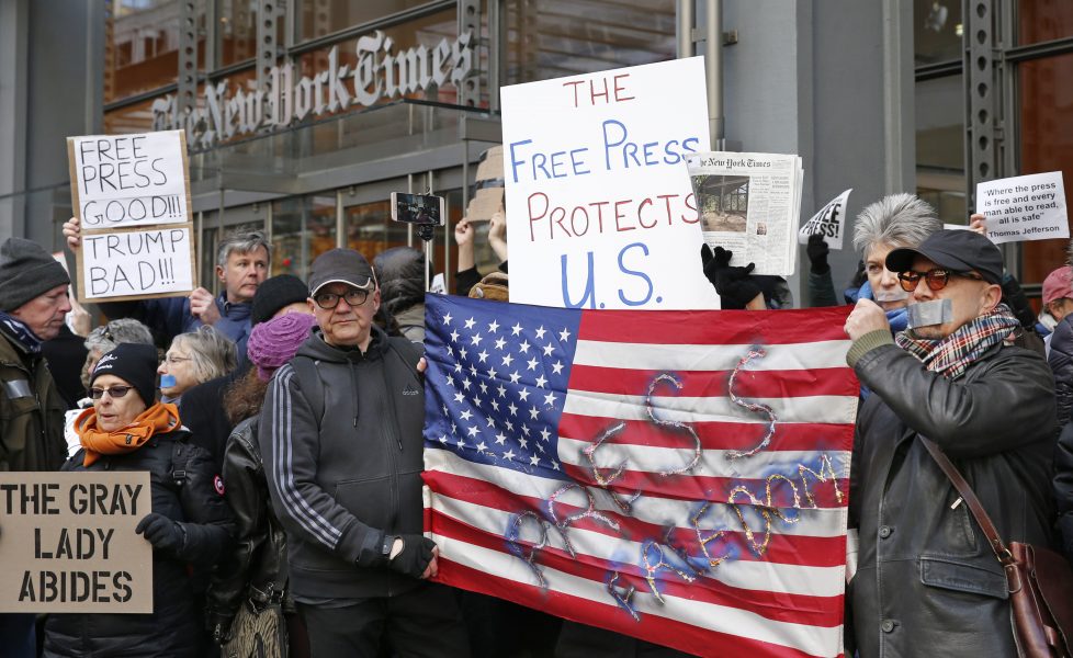 Kathy Willens/AP/TT | En manifestation till stöd för fri press utanför tidningen The New York Times redaktion i fjol.
