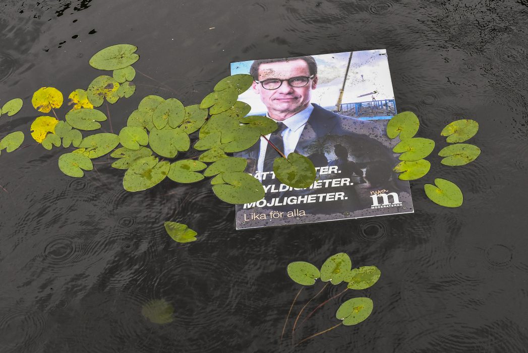 Jonas Ekströmer/TT| | Nordisk ungdom står vid torg och valstugor och utger sig för att komma från Moderaterna.