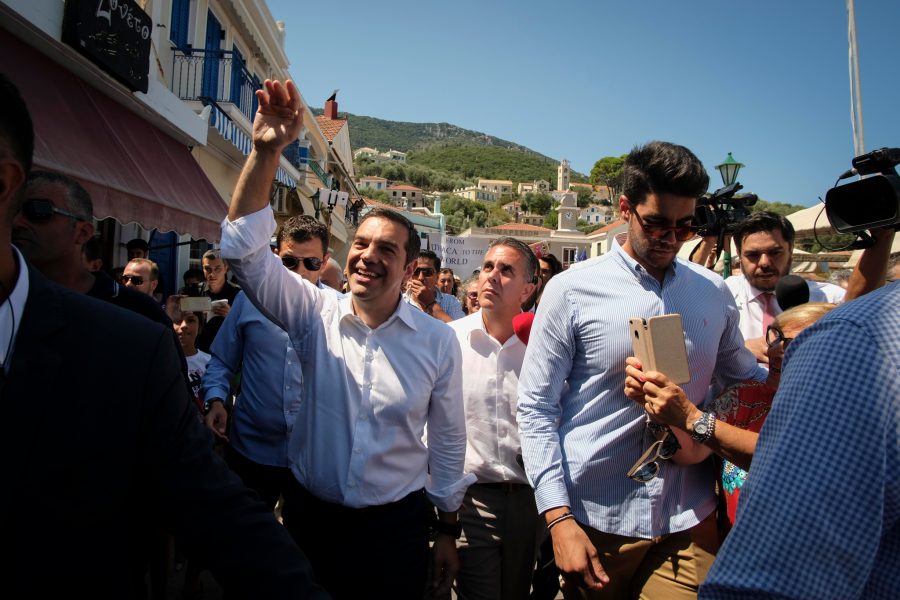 Andrea Bonetti /Greek Prime Minister's Office via AP/TT | Premiärminister Alexis Tsipras  är glad efter sista paketet.