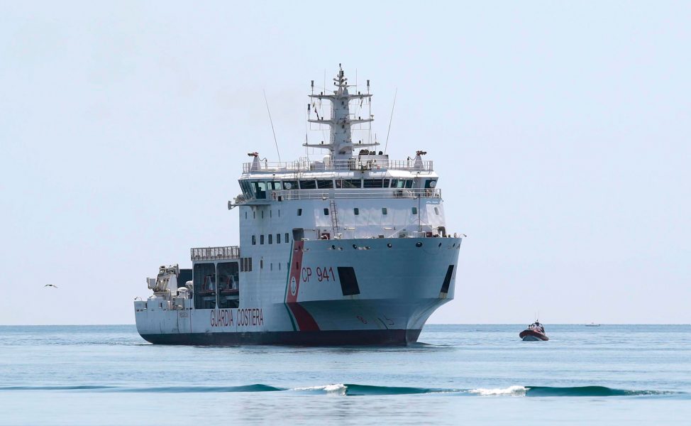 Igor Petyx/AP/TT | Runt 170 migranter plockades upp av den italienska kustbevakningens fartyg Diciotti förra veckan.