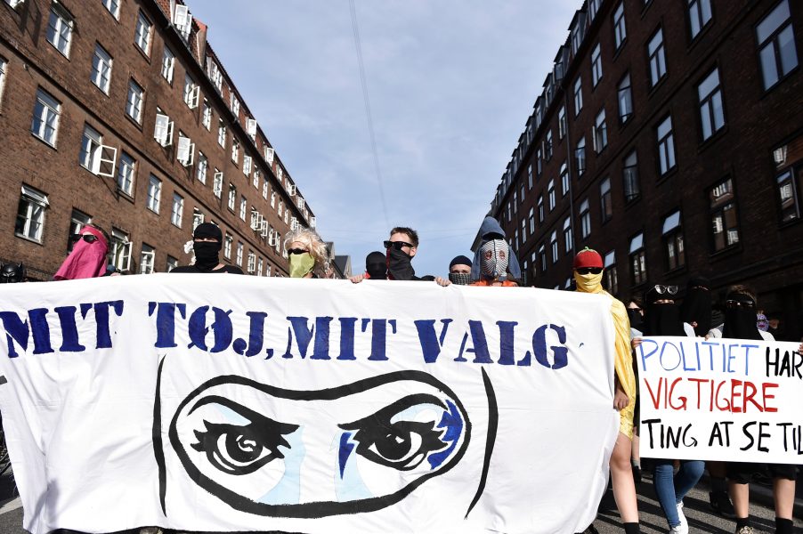 Mads Claus Rasmussen/Scanpix Danmark/TT | Demonstration mot de nya reglerna på Den Sorte Plads i Köpenhamn i förra veckan.