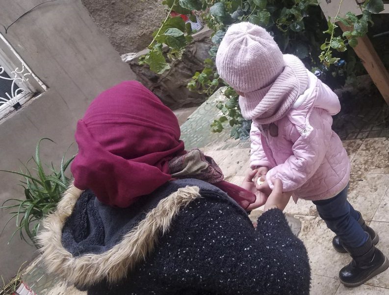 Privat/TT | Alma Hashem tillsammans med sin dotter Lamma i Sanaa i Jemen.