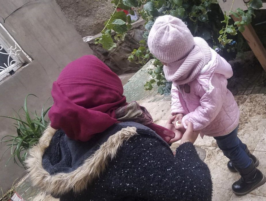 Privat/TT | Alma Hashem tillsammans med sin dotter Lamma i Sanaa i Jemen.